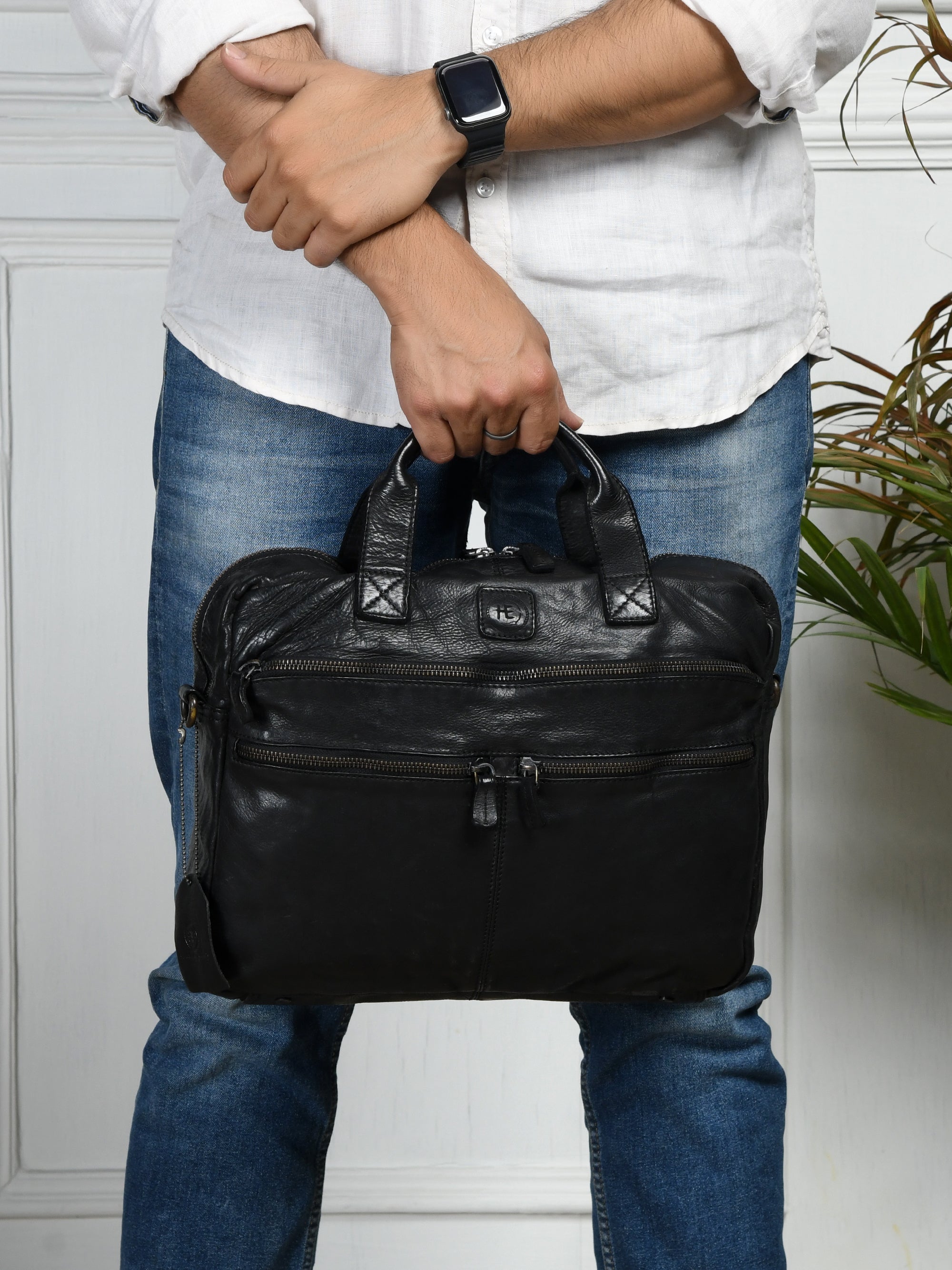 Voyager Vintage Leather Laptop Bag - Black Colour